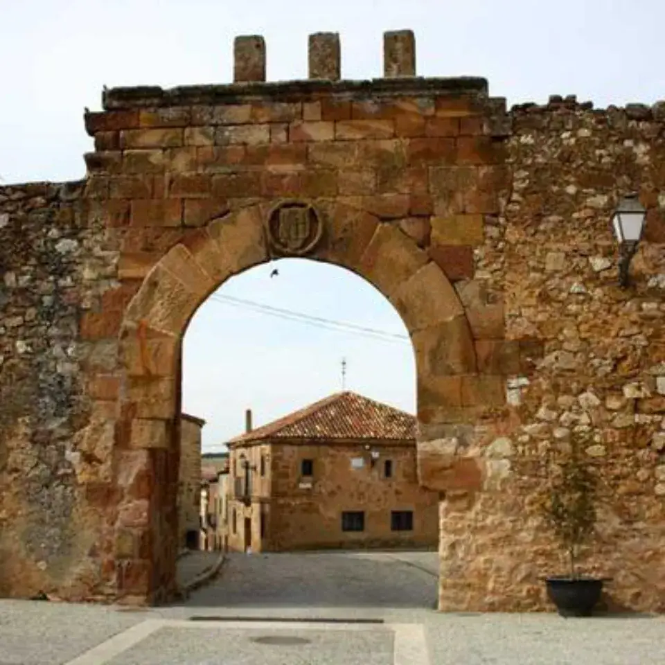 Arco de Arriba o Puerta de Oriente